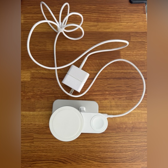 Otterbox 2-in-1 Charging Station with MagSafe - Picture 6 of 9